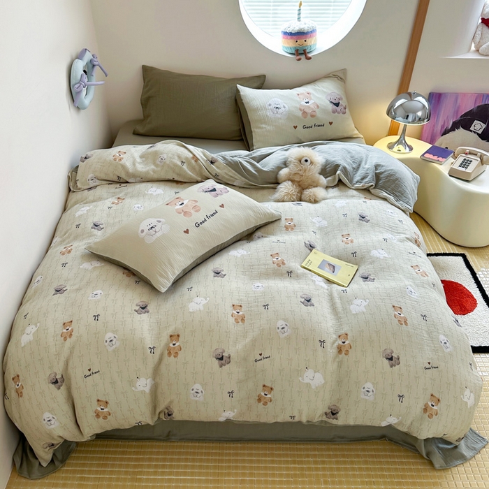 91家纺网 家纺一手货源 找家纺 咏绒家纺工厂店 2025新款全棉皱皱纱大版卡通数码印花款四件套 漂亮的领结-绿