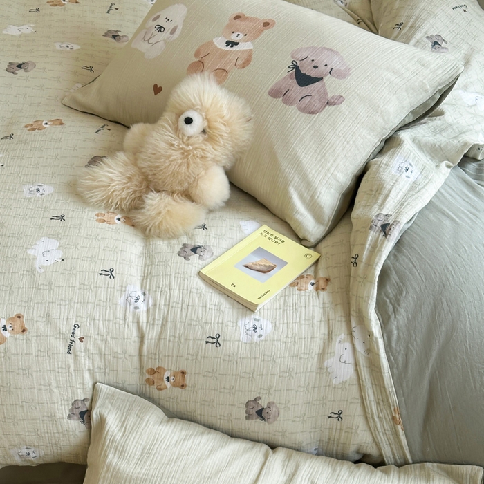 91家纺网 家纺一手货源 找家纺 咏绒家纺工厂店 2025新款全棉皱皱纱大版卡通数码印花款四件套 漂亮的领结-绿