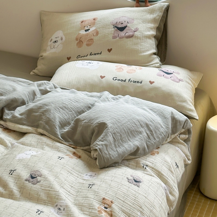 91家纺网 家纺一手货源 找家纺 咏绒家纺工厂店 2025新款全棉皱皱纱大版卡通数码印花款四件套 漂亮的领结-绿