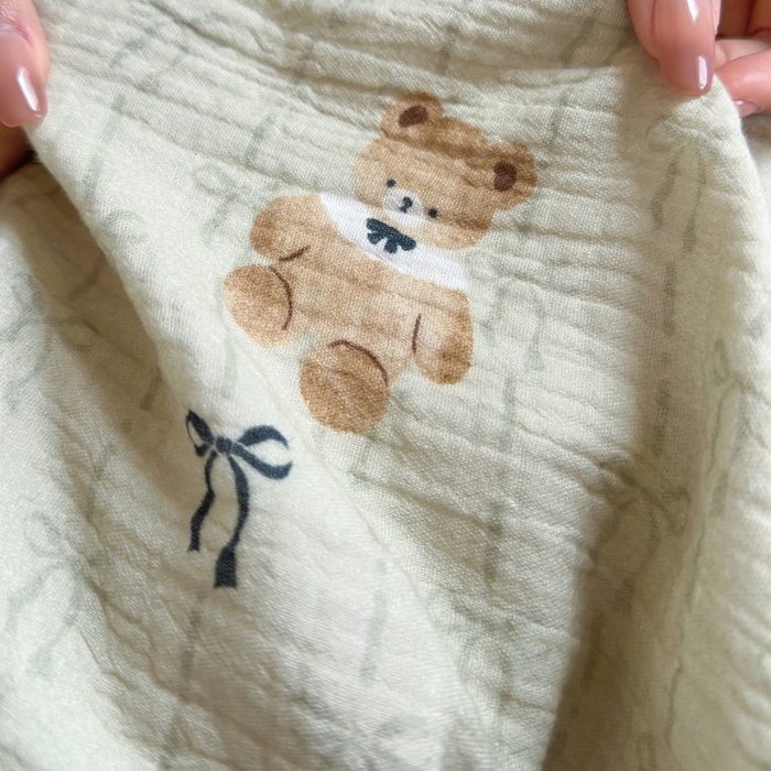 91家纺网 家纺一手货源 找家纺 咏绒家纺工厂店 2025新款全棉皱皱纱大版卡通数码印花款四件套 漂亮的领结-绿