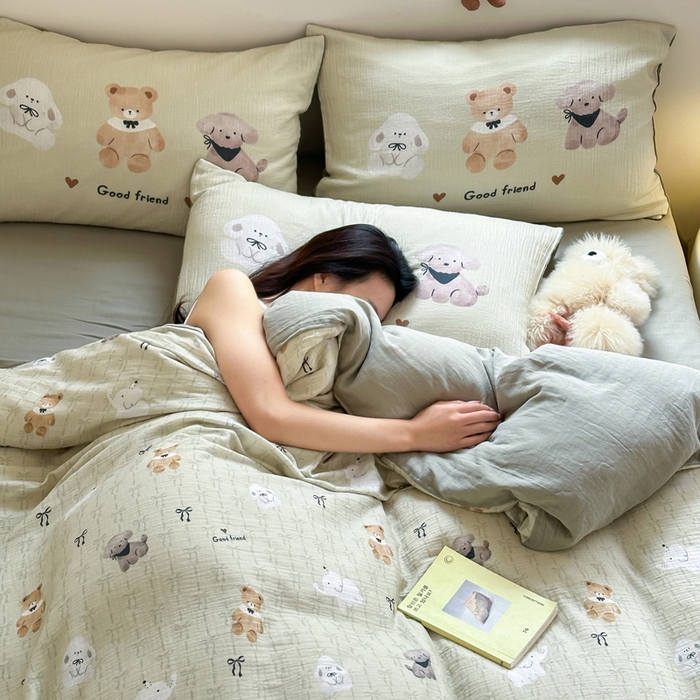 91家纺网 家纺一手货源 找家纺 咏绒家纺工厂店 2025新款全棉皱皱纱大版卡通数码印花款四件套 漂亮的领结-绿