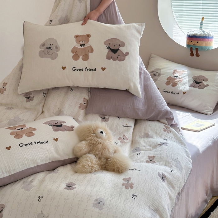 91家纺网 家纺一手货源 找家纺 咏绒家纺工厂店 2025新款全棉皱皱纱大版卡通数码印花款四件套 漂亮的领结-米白