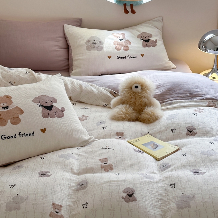 91家纺网 家纺一手货源 找家纺 咏绒家纺工厂店 2025新款全棉皱皱纱大版卡通数码印花款四件套 漂亮的领结-米白