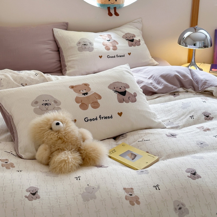 91家纺网 家纺一手货源 找家纺 咏绒家纺工厂店 2025新款全棉皱皱纱大版卡通数码印花款四件套 漂亮的领结-米白