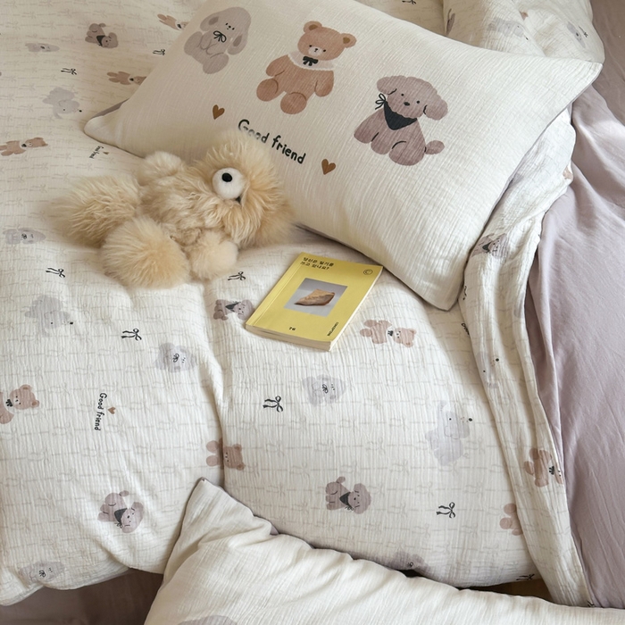 91家纺网 家纺一手货源 找家纺 咏绒家纺工厂店 2025新款全棉皱皱纱大版卡通数码印花款四件套 漂亮的领结-米白