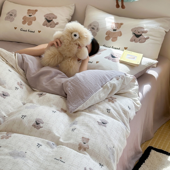 91家纺网 家纺一手货源 找家纺 咏绒家纺工厂店 2025新款全棉皱皱纱大版卡通数码印花款四件套 漂亮的领结-米白