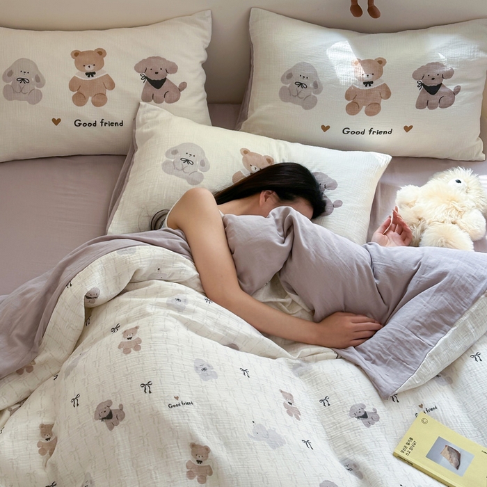 91家纺网 家纺一手货源 找家纺 咏绒家纺工厂店 2025新款全棉皱皱纱大版卡通数码印花款四件套 漂亮的领结-米白