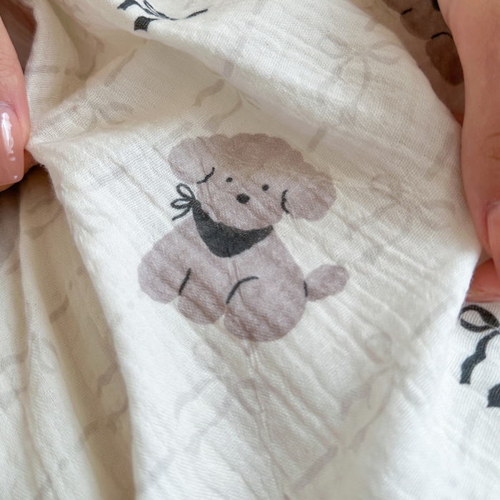 91家纺网 家纺一手货源 找家纺 咏绒家纺工厂店 2025新款全棉皱皱纱大版卡通数码印花款四件套 漂亮的领结-米白