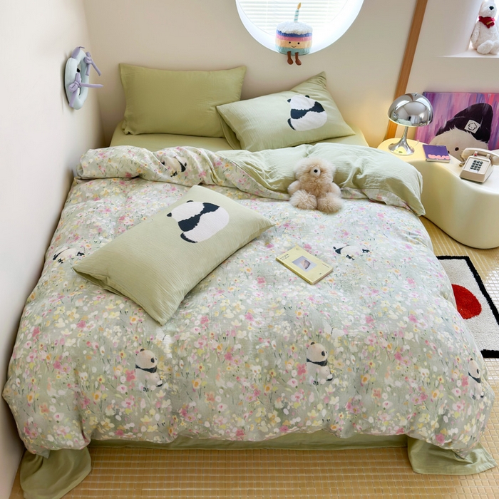 91家纺网 家纺一手货源 找家纺 咏绒家纺工厂店 2025新款全棉皱皱纱大版卡通数码印花款四件套 熊猫噗噗-绿