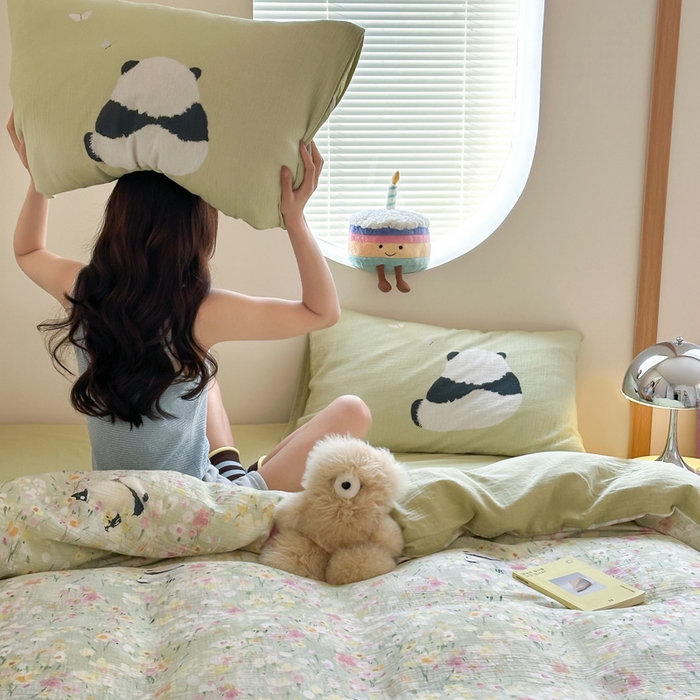 91家纺网 家纺一手货源 找家纺 咏绒家纺工厂店 2025新款全棉皱皱纱大版卡通数码印花款四件套 熊猫噗噗-绿