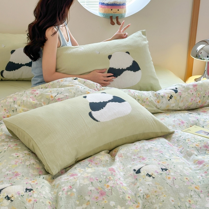 91家纺网 家纺一手货源 找家纺 咏绒家纺工厂店 2025新款全棉皱皱纱大版卡通数码印花款四件套 熊猫噗噗-绿