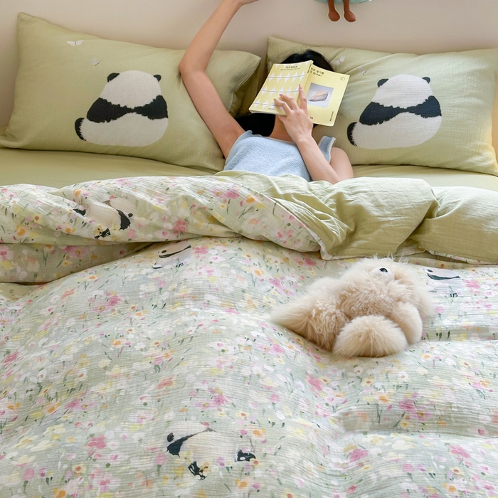 91家纺网 家纺一手货源 找家纺 咏绒家纺工厂店 2025新款全棉皱皱纱大版卡通数码印花款四件套 熊猫噗噗-绿