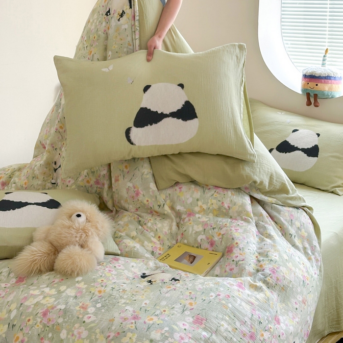 91家纺网 家纺一手货源 找家纺 咏绒家纺工厂店 2025新款全棉皱皱纱大版卡通数码印花款四件套 熊猫噗噗-绿