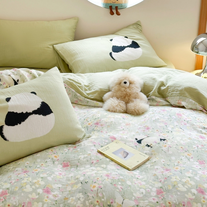 91家纺网 家纺一手货源 找家纺 咏绒家纺工厂店 2025新款全棉皱皱纱大版卡通数码印花款四件套 熊猫噗噗-绿