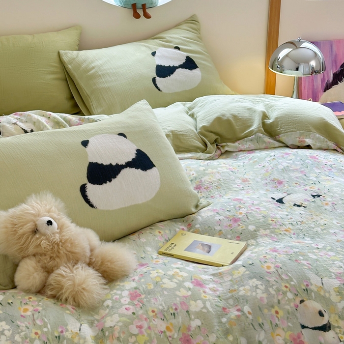 91家纺网 家纺一手货源 找家纺 咏绒家纺工厂店 2025新款全棉皱皱纱大版卡通数码印花款四件套 熊猫噗噗-绿