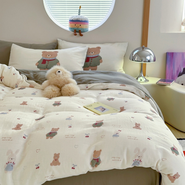 91家纺网 家纺一手货源 找家纺 咏绒家纺工厂店 2025新款全棉皱皱纱大版卡通数码印花款四件套 樱桃真甜-奶白