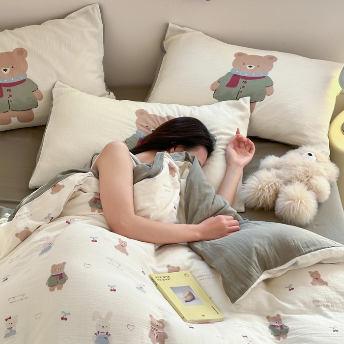 91家纺网 家纺一手货源 找家纺 咏绒家纺工厂店 2025新款全棉皱皱纱大版卡通数码印花款四件套 樱桃真甜-奶白