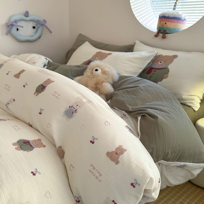 91家纺网 家纺一手货源 找家纺 咏绒家纺工厂店 2025新款全棉皱皱纱大版卡通数码印花款四件套 樱桃真甜-奶白