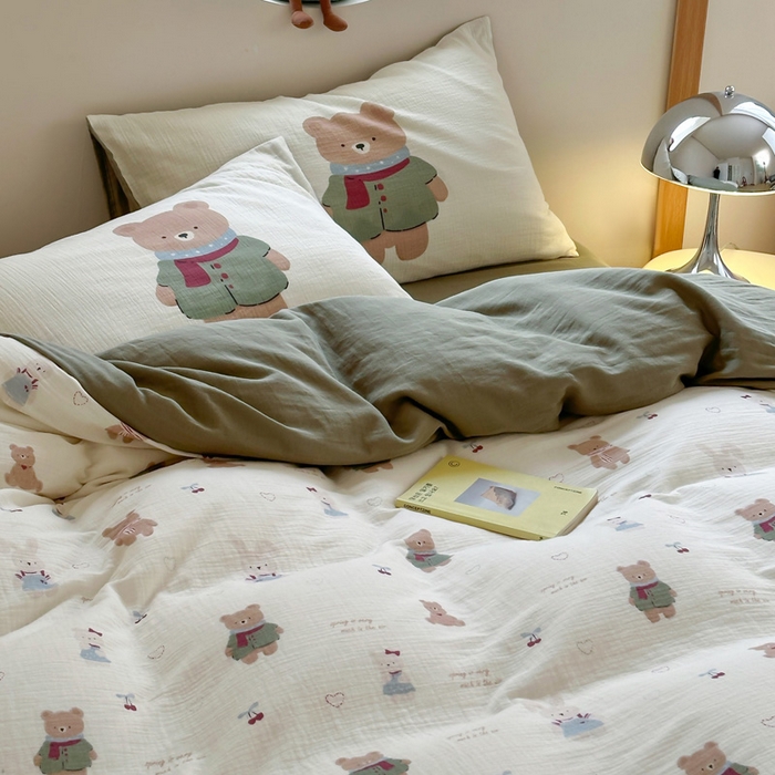 91家纺网 家纺一手货源 找家纺 咏绒家纺工厂店 2025新款全棉皱皱纱大版卡通数码印花款四件套 樱桃真甜-奶白