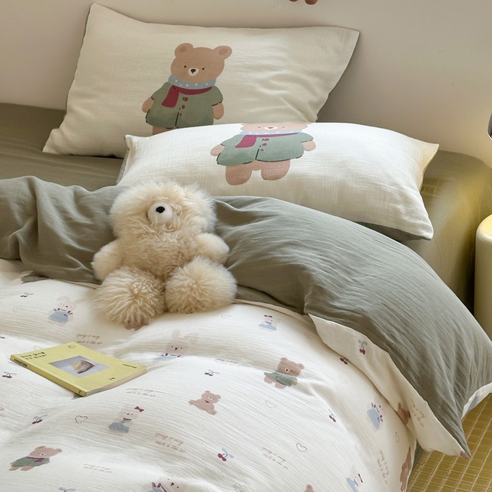 91家纺网 家纺一手货源 找家纺 咏绒家纺工厂店 2025新款全棉皱皱纱大版卡通数码印花款四件套 樱桃真甜-奶白