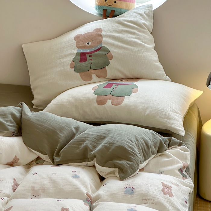 91家纺网 家纺一手货源 找家纺 咏绒家纺工厂店 2025新款全棉皱皱纱大版卡通数码印花款四件套 樱桃真甜-奶白