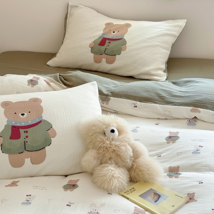 91家纺网 家纺一手货源 找家纺 咏绒家纺工厂店 2025新款全棉皱皱纱大版卡通数码印花款四件套 樱桃真甜-奶白