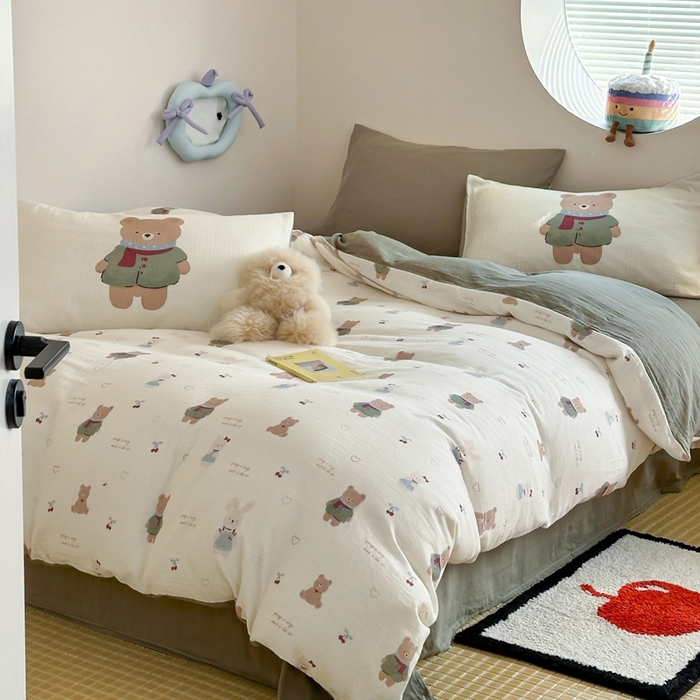 91家纺网 家纺一手货源 找家纺 咏绒家纺工厂店 2025新款全棉皱皱纱大版卡通数码印花款四件套 樱桃真甜-奶白