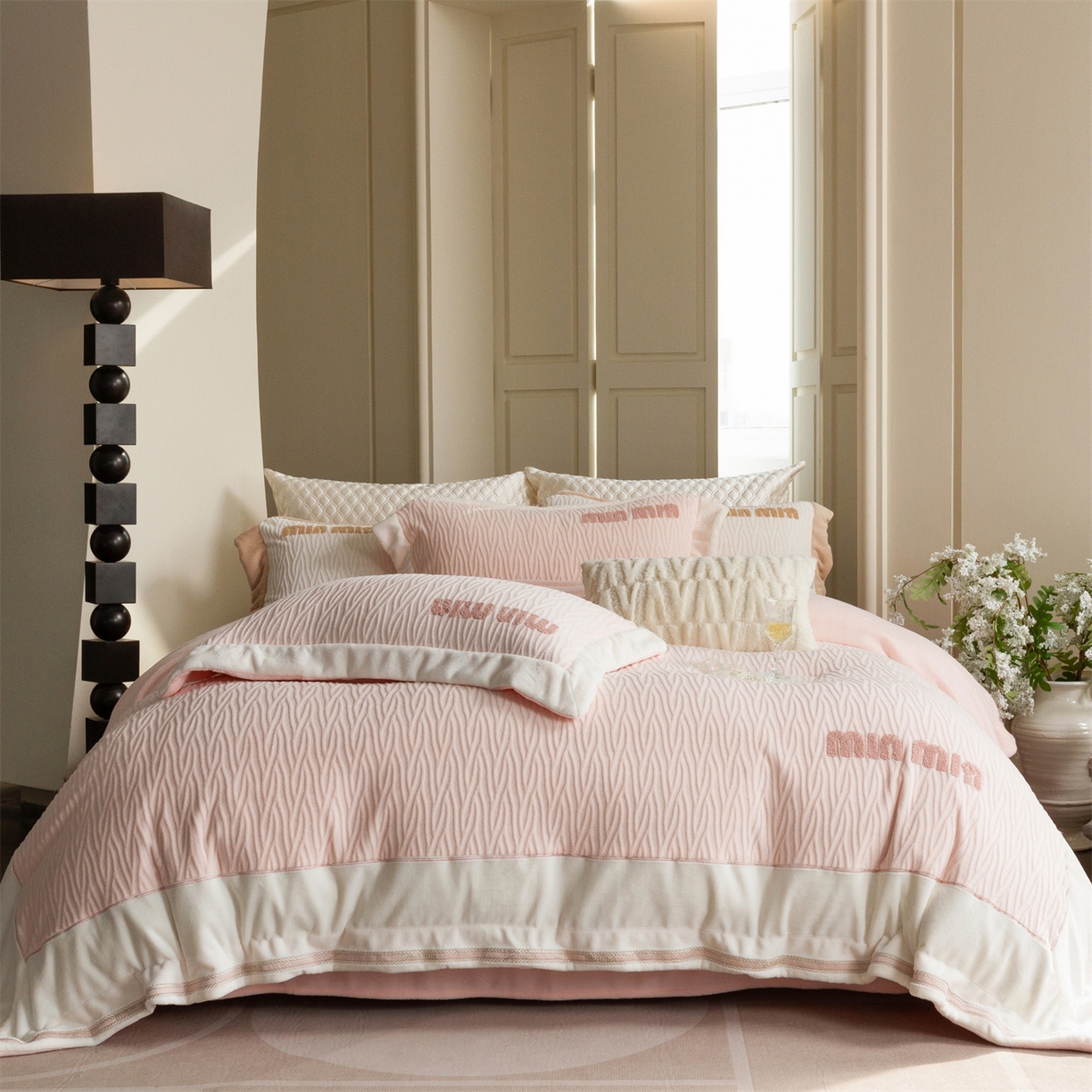 91家纺网 家纺一手货源 找家纺 （总）馨蕊家居 2025新款意大利进口高精密刺绣拼角工艺秋冬法式高奢雪貂绒系列-绒雪芙 会员-10【券后控价358/378】