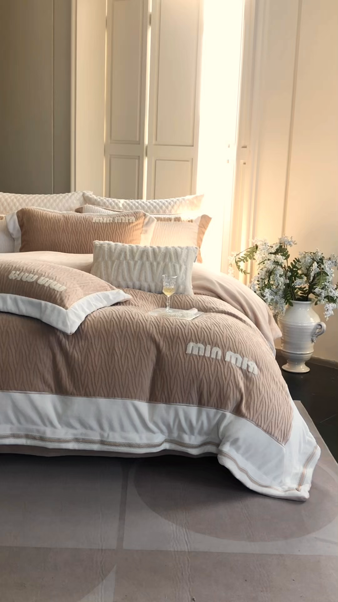 91家纺网 家纺一手货源 找家纺 馨蕊家居 2025新款意大利进口高精密刺绣拼角工艺秋冬法式高奢雪貂绒系列-绒雪芙 会员-10【券后控价358/378】 绒雪芙-奶咖