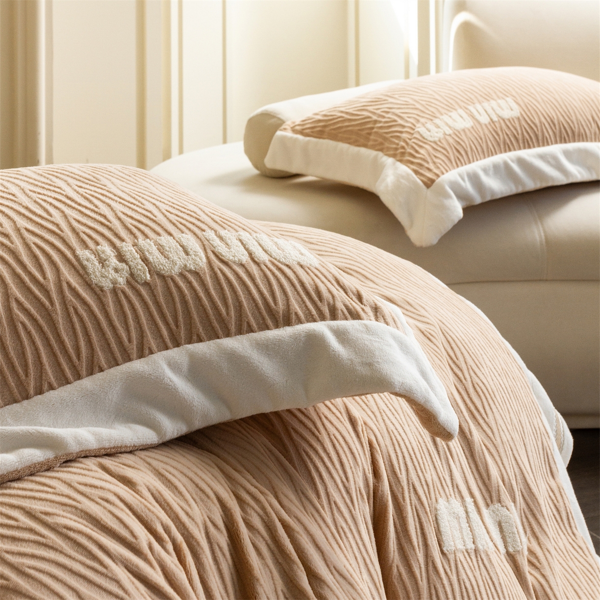 91家纺网 家纺一手货源 找家纺 （总）馨蕊家居 2025新款意大利进口高精密刺绣拼角工艺秋冬法式高奢雪貂绒系列-绒雪芙 会员-10【券后控价358/378】