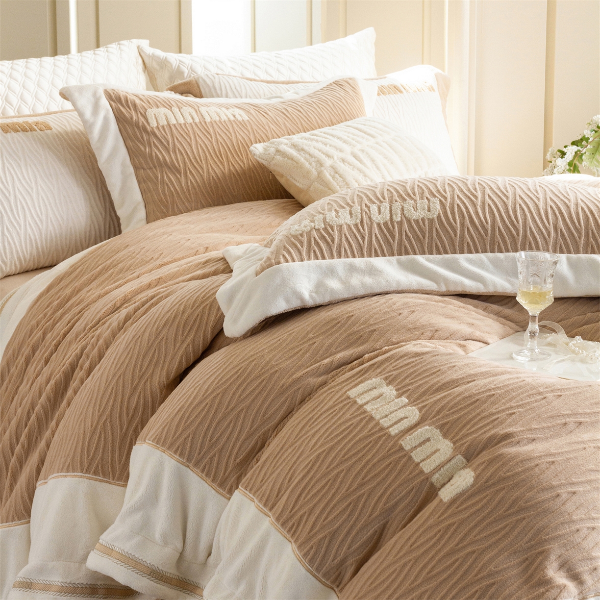 91家纺网 家纺一手货源 找家纺 （总）馨蕊家居 2025新款意大利进口高精密刺绣拼角工艺秋冬法式高奢雪貂绒系列-绒雪芙 会员-10【券后控价358/378】