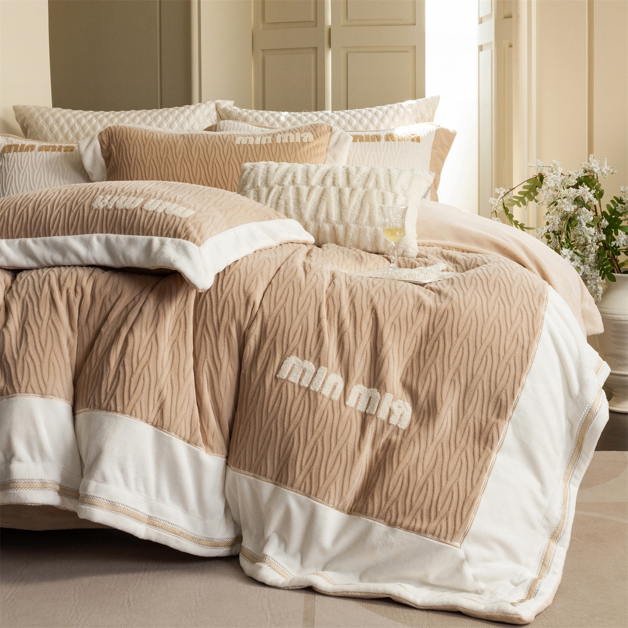 91家纺网 家纺一手货源 找家纺 （总）馨蕊家居 2025新款意大利进口高精密刺绣拼角工艺秋冬法式高奢雪貂绒系列-绒雪芙 会员-10【券后控价358/378】