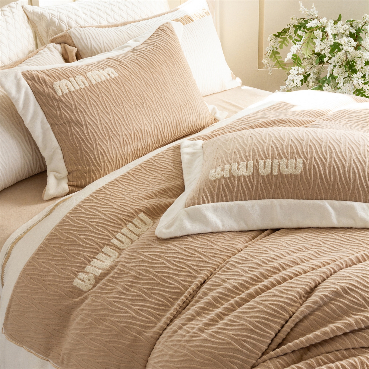 91家纺网 家纺一手货源 找家纺 （总）馨蕊家居 2025新款意大利进口高精密刺绣拼角工艺秋冬法式高奢雪貂绒系列-绒雪芙 会员-10【券后控价358/378】