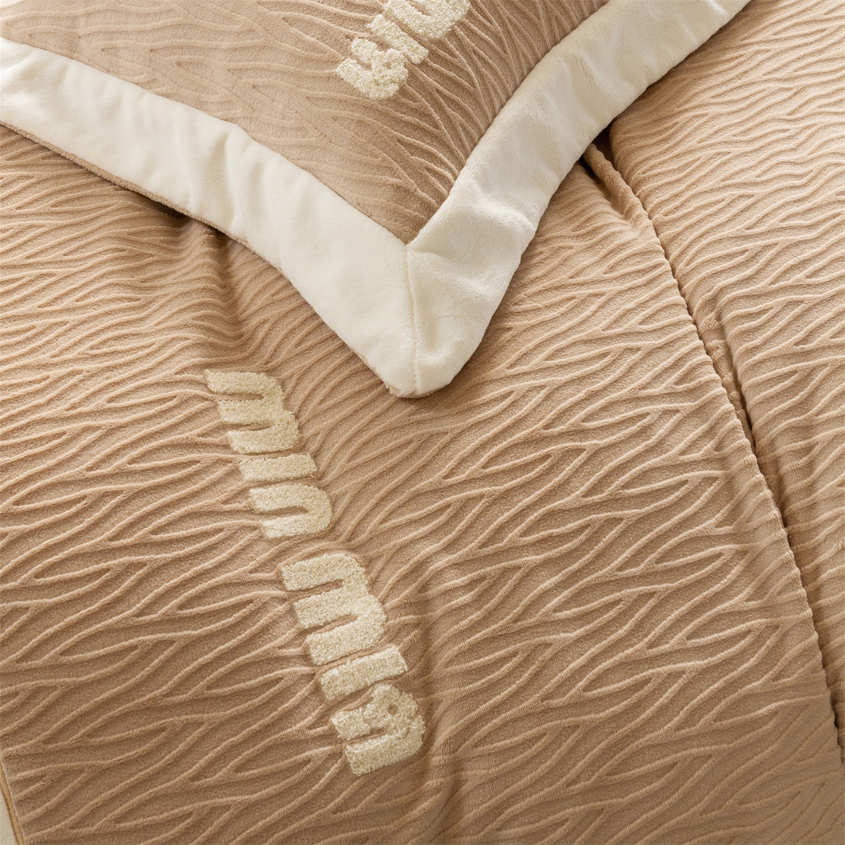 91家纺网 家纺一手货源 找家纺 （总）馨蕊家居 2025新款意大利进口高精密刺绣拼角工艺秋冬法式高奢雪貂绒系列-绒雪芙 会员-10【券后控价358/378】