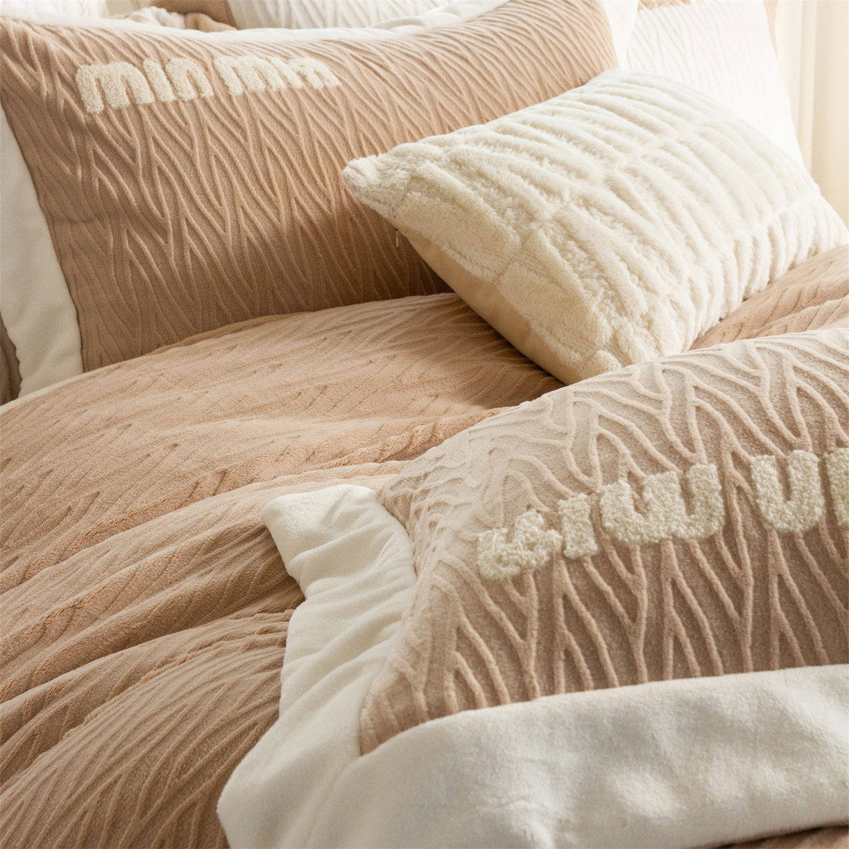 91家纺网 家纺一手货源 找家纺 （总）馨蕊家居 2025新款意大利进口高精密刺绣拼角工艺秋冬法式高奢雪貂绒系列-绒雪芙 会员-10【券后控价358/378】