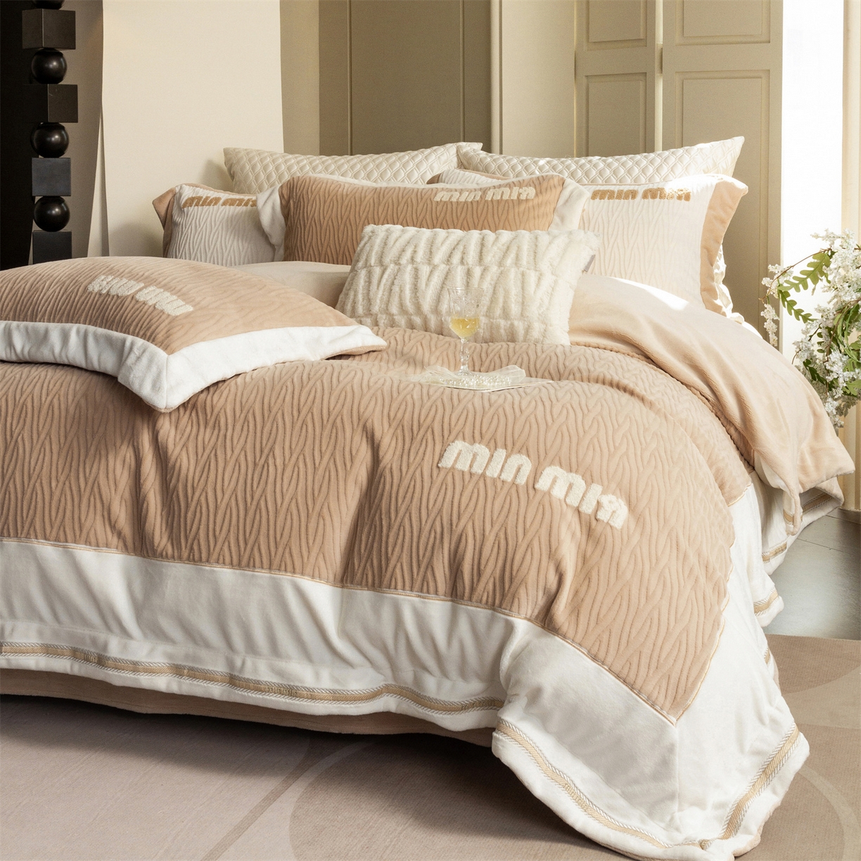 91家纺网 家纺一手货源 找家纺 馨蕊家居 2025新款意大利进口高精密刺绣拼角工艺秋冬法式高奢雪貂绒系列-绒雪芙 会员-10【券后控价358/378】 绒雪芙-奶咖