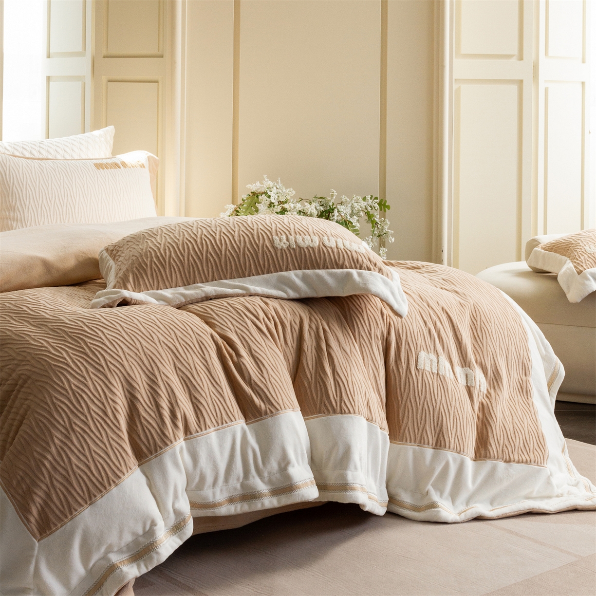 91家纺网 家纺一手货源 找家纺 馨蕊家居 2025新款意大利进口高精密刺绣拼角工艺秋冬法式高奢雪貂绒系列-绒雪芙 会员-10【券后控价358/378】 绒雪芙-奶咖