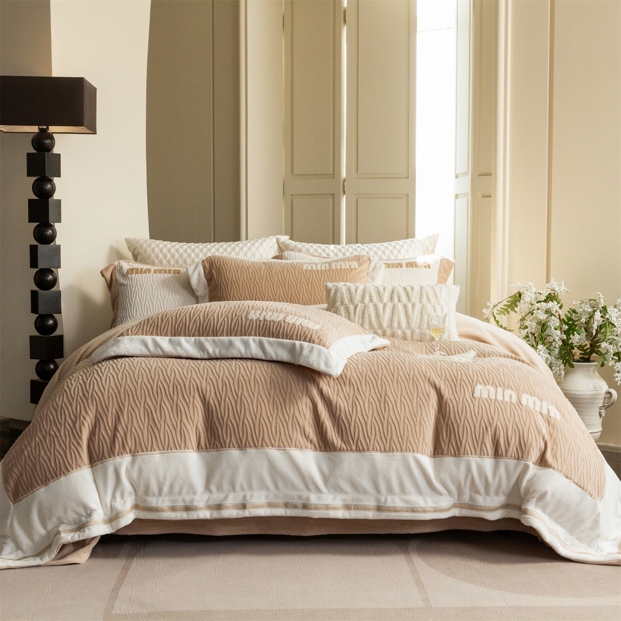 91家纺网 家纺一手货源 找家纺 馨蕊家居 2025新款意大利进口高精密刺绣拼角工艺秋冬法式高奢雪貂绒系列-绒雪芙 会员-10【券后控价358/378】 绒雪芙-奶咖