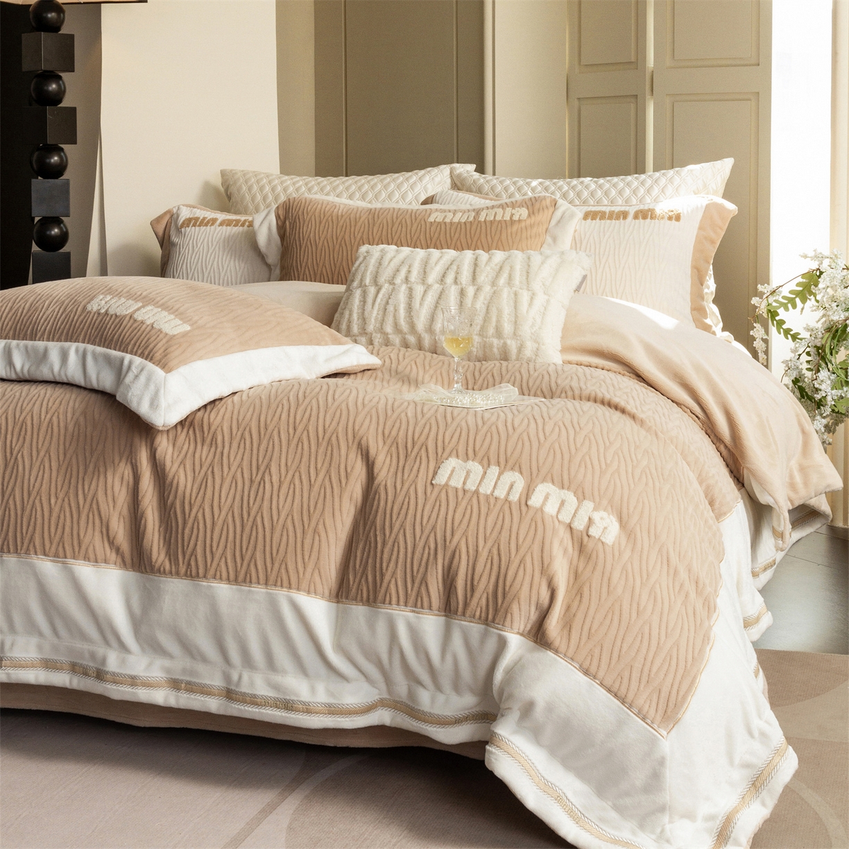 91家纺网 家纺一手货源 找家纺 馨蕊家居 2025新款意大利进口高精密刺绣拼角工艺秋冬法式高奢雪貂绒系列-绒雪芙 会员-10【券后控价358/378】 绒雪芙-奶咖