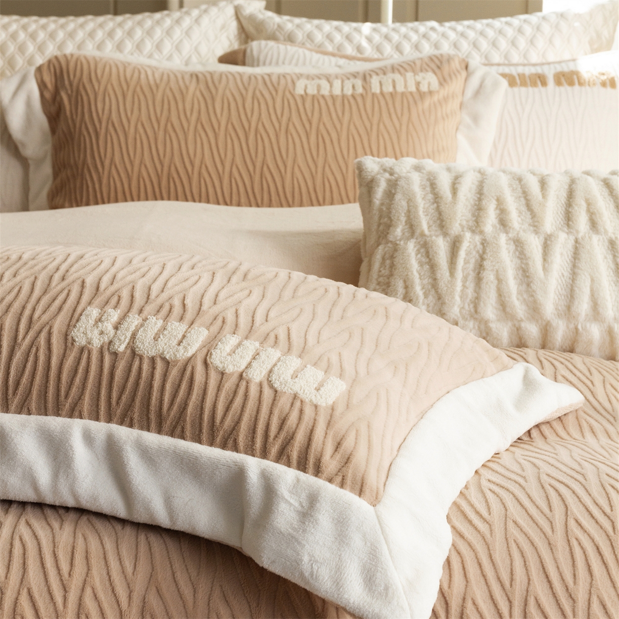 91家纺网 家纺一手货源 找家纺 馨蕊家居 2025新款意大利进口高精密刺绣拼角工艺秋冬法式高奢雪貂绒系列-绒雪芙 会员-10【券后控价358/378】 绒雪芙-奶咖