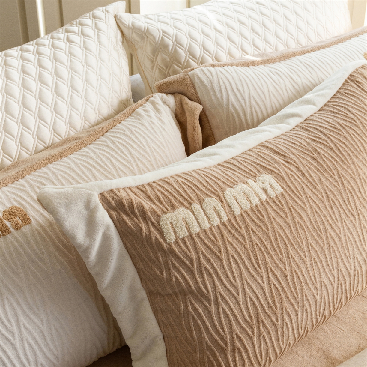 91家纺网 家纺一手货源 找家纺 馨蕊家居 2025新款意大利进口高精密刺绣拼角工艺秋冬法式高奢雪貂绒系列-绒雪芙 会员-10【券后控价358/378】 绒雪芙-奶咖