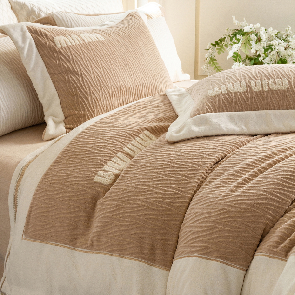 91家纺网 家纺一手货源 找家纺 馨蕊家居 2025新款意大利进口高精密刺绣拼角工艺秋冬法式高奢雪貂绒系列-绒雪芙 会员-10【券后控价358/378】 绒雪芙-奶咖