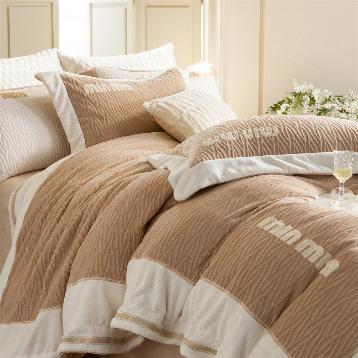 91家纺网 家纺一手货源 找家纺 馨蕊家居 2025新款意大利进口高精密刺绣拼角工艺秋冬法式高奢雪貂绒系列-绒雪芙 会员-10【券后控价358/378】 绒雪芙-奶咖