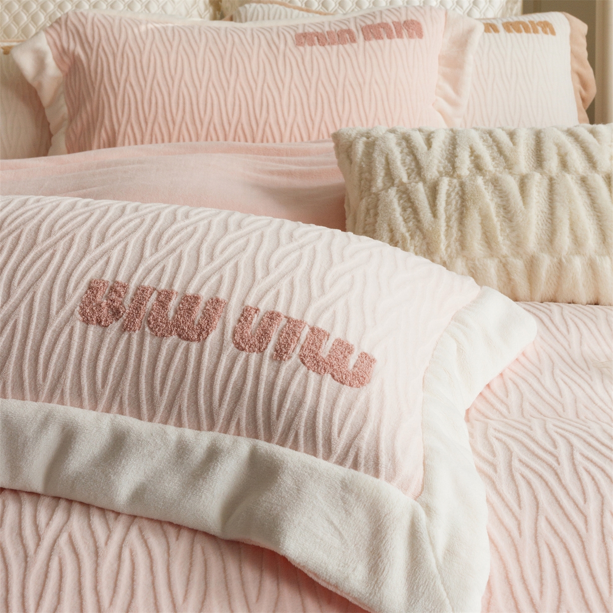 91家纺网 家纺一手货源 找家纺 馨蕊家居 2025新款意大利进口高精密刺绣拼角工艺秋冬法式高奢雪貂绒系列-绒雪芙 会员-10【券后控价358/378】 绒雪芙-蔷薇粉