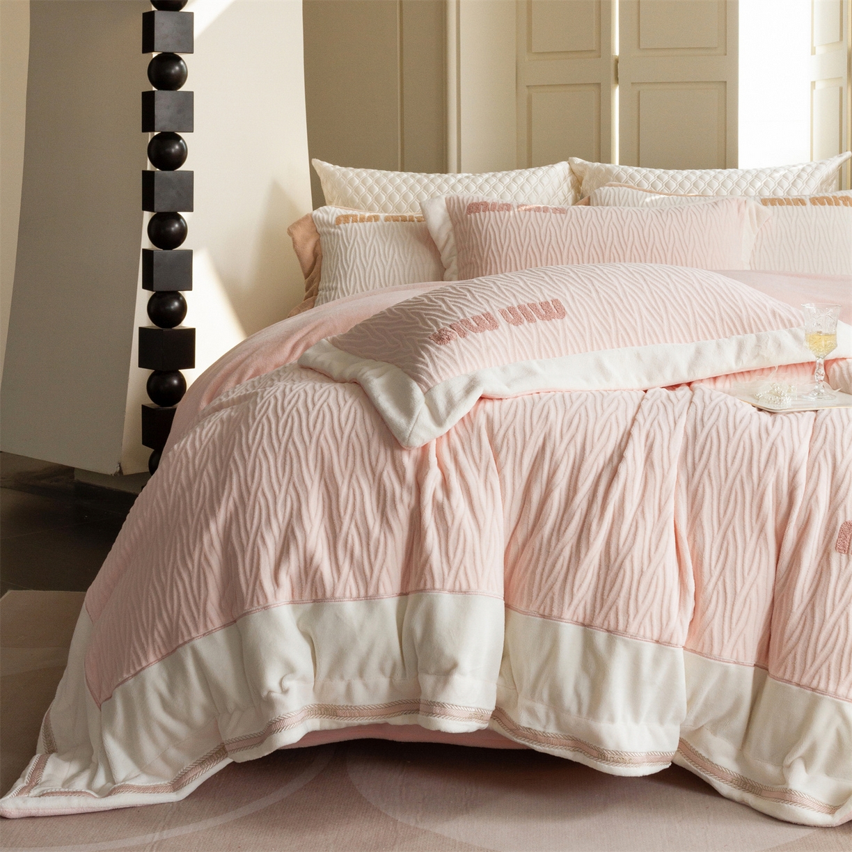 91家纺网 家纺一手货源 找家纺 馨蕊家居 2025新款意大利进口高精密刺绣拼角工艺秋冬法式高奢雪貂绒系列-绒雪芙 会员-10【券后控价358/378】 绒雪芙-蔷薇粉