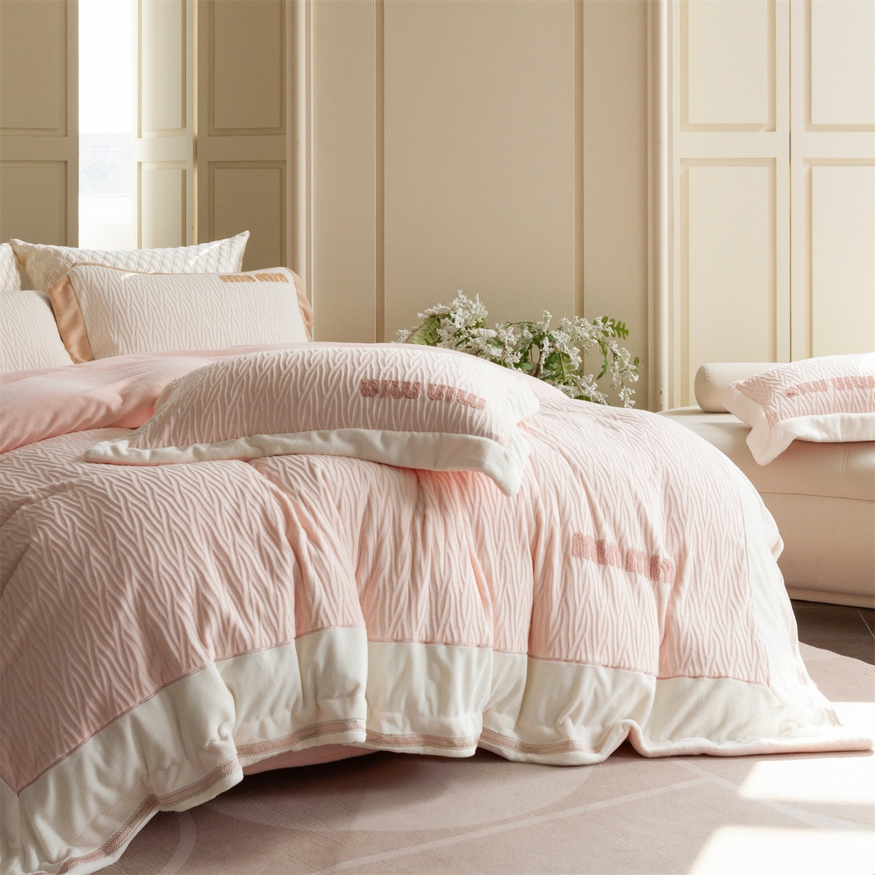 91家纺网 家纺一手货源 找家纺 馨蕊家居 2025新款意大利进口高精密刺绣拼角工艺秋冬法式高奢雪貂绒系列-绒雪芙 会员-10【券后控价358/378】 绒雪芙-蔷薇粉