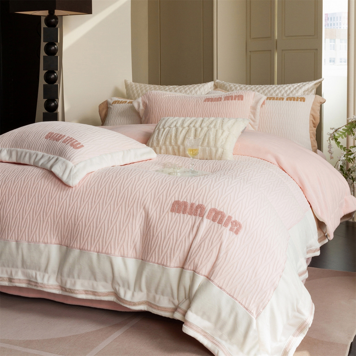 91家纺网 家纺一手货源 找家纺 馨蕊家居 2025新款意大利进口高精密刺绣拼角工艺秋冬法式高奢雪貂绒系列-绒雪芙 会员-10【券后控价358/378】 绒雪芙-蔷薇粉