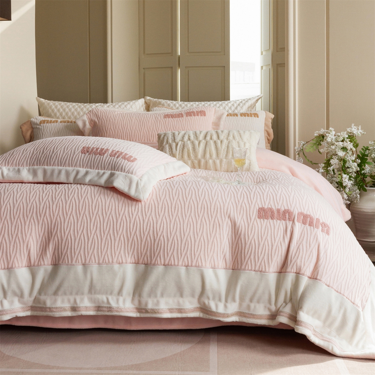 91家纺网 家纺一手货源 找家纺 馨蕊家居 2025新款意大利进口高精密刺绣拼角工艺秋冬法式高奢雪貂绒系列-绒雪芙 会员-10【券后控价358/378】 绒雪芙-蔷薇粉