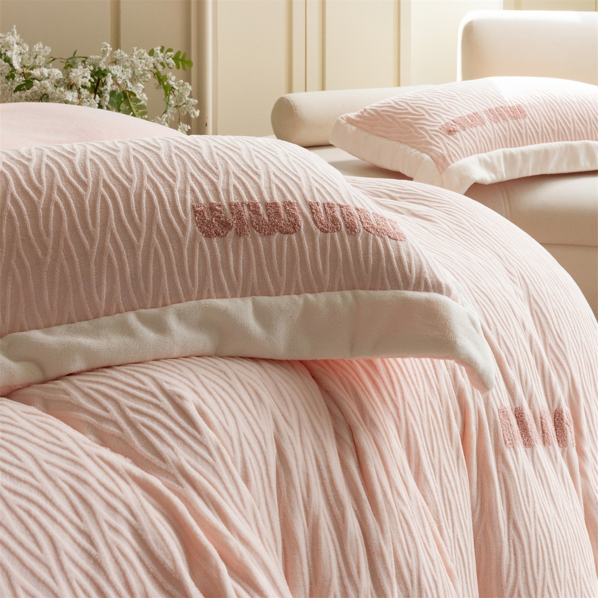 91家纺网 家纺一手货源 找家纺 馨蕊家居 2025新款意大利进口高精密刺绣拼角工艺秋冬法式高奢雪貂绒系列-绒雪芙 会员-10【券后控价358/378】 绒雪芙-蔷薇粉