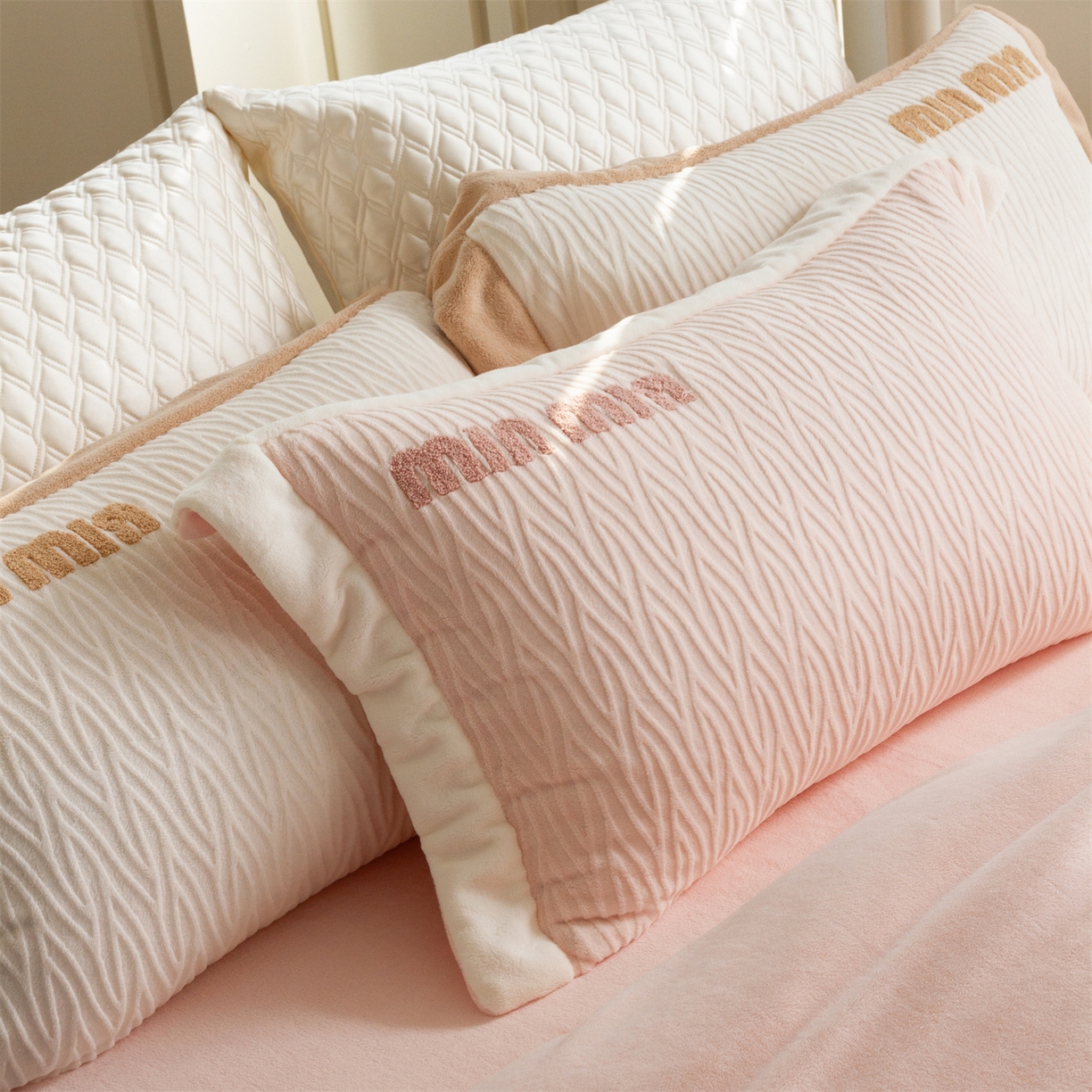 91家纺网 家纺一手货源 找家纺 馨蕊家居 2025新款意大利进口高精密刺绣拼角工艺秋冬法式高奢雪貂绒系列-绒雪芙 会员-10【券后控价358/378】 绒雪芙-蔷薇粉